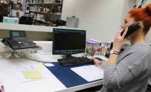 Nicole Schmid nimmt am Telefon einen Bestellung entgegen