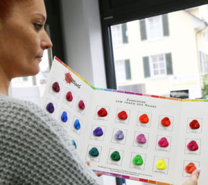 Nicole Schmid mit der Farbkarte für Haar Farben